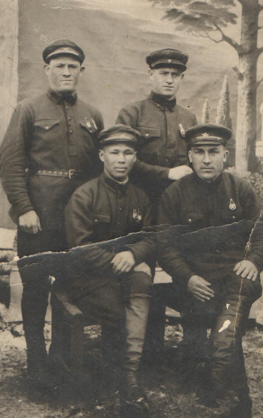 Толтаев Сергей Александрович  (1 внизу слева) с фронтовыми друзьями..jpg